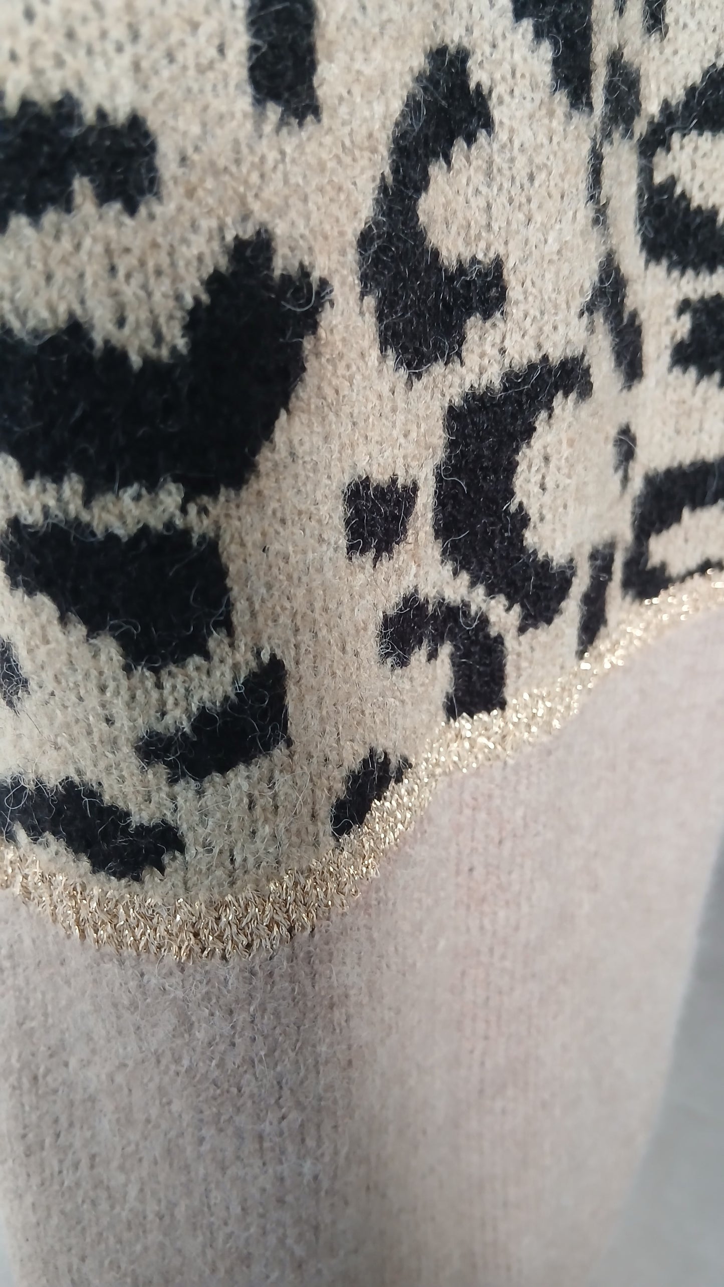 Écharpe Beige à Imprimé Léopard et Touches Dorées – Douce, Chic & Élégante