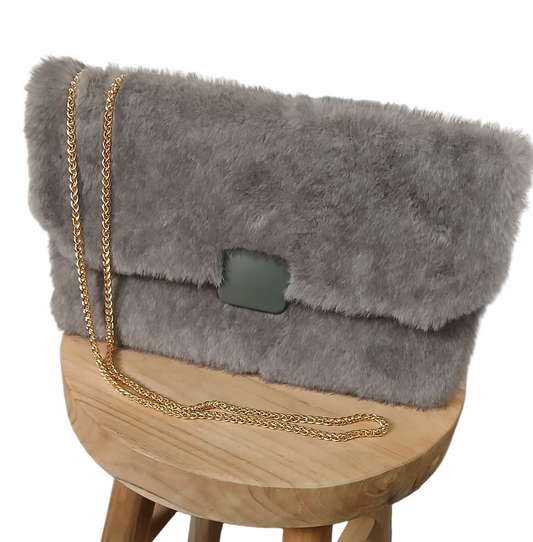 Pochette en fausse fourrure grise avec chaîne dorée – Élégante & tendance