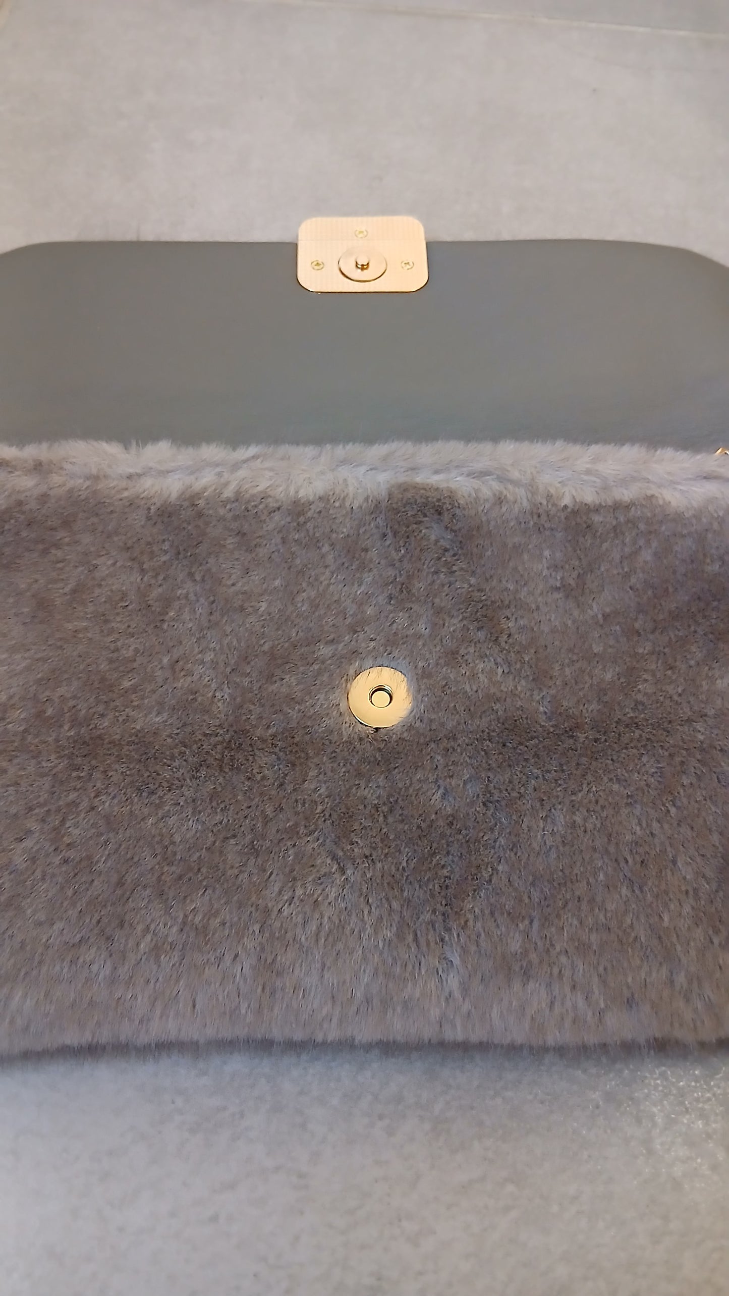 Pochette en fausse fourrure grise avec chaîne dorée – Élégante & tendance