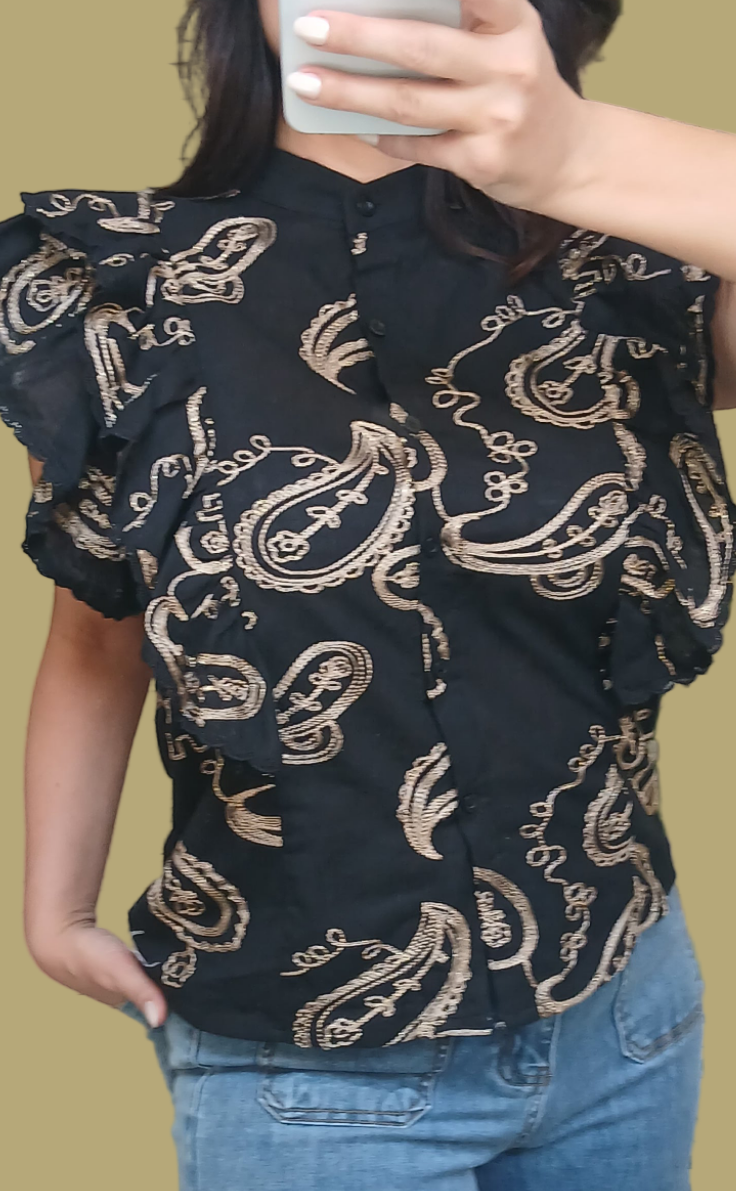 Chemise noire avec broderies