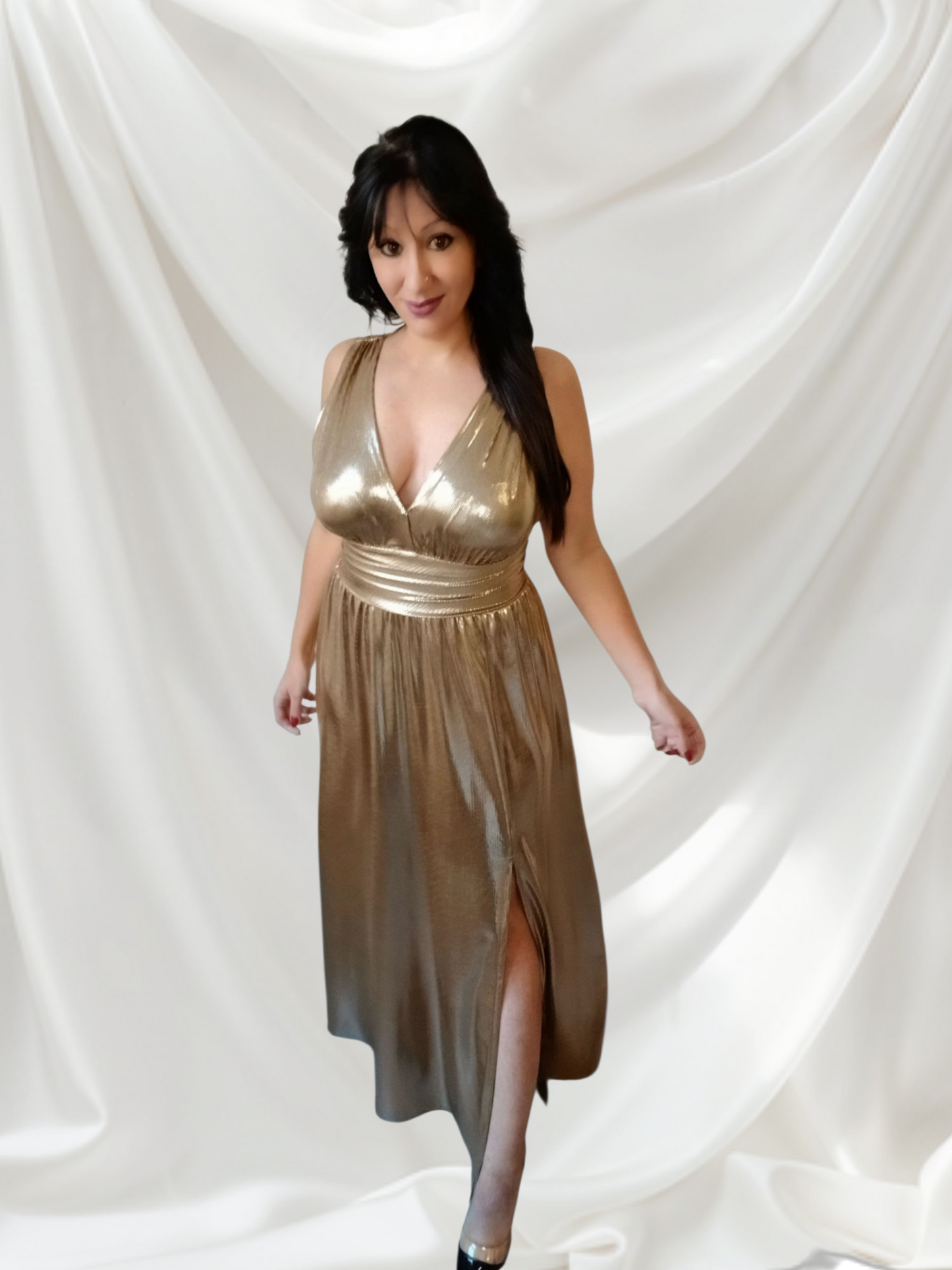 Robe de soirée longue dorée fendue en tissu brillant – Élégante et glamour