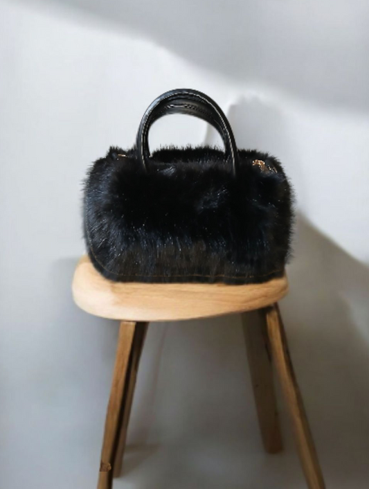 Petit sac noir en fausse fourrure – Sac tendance & Élégant
