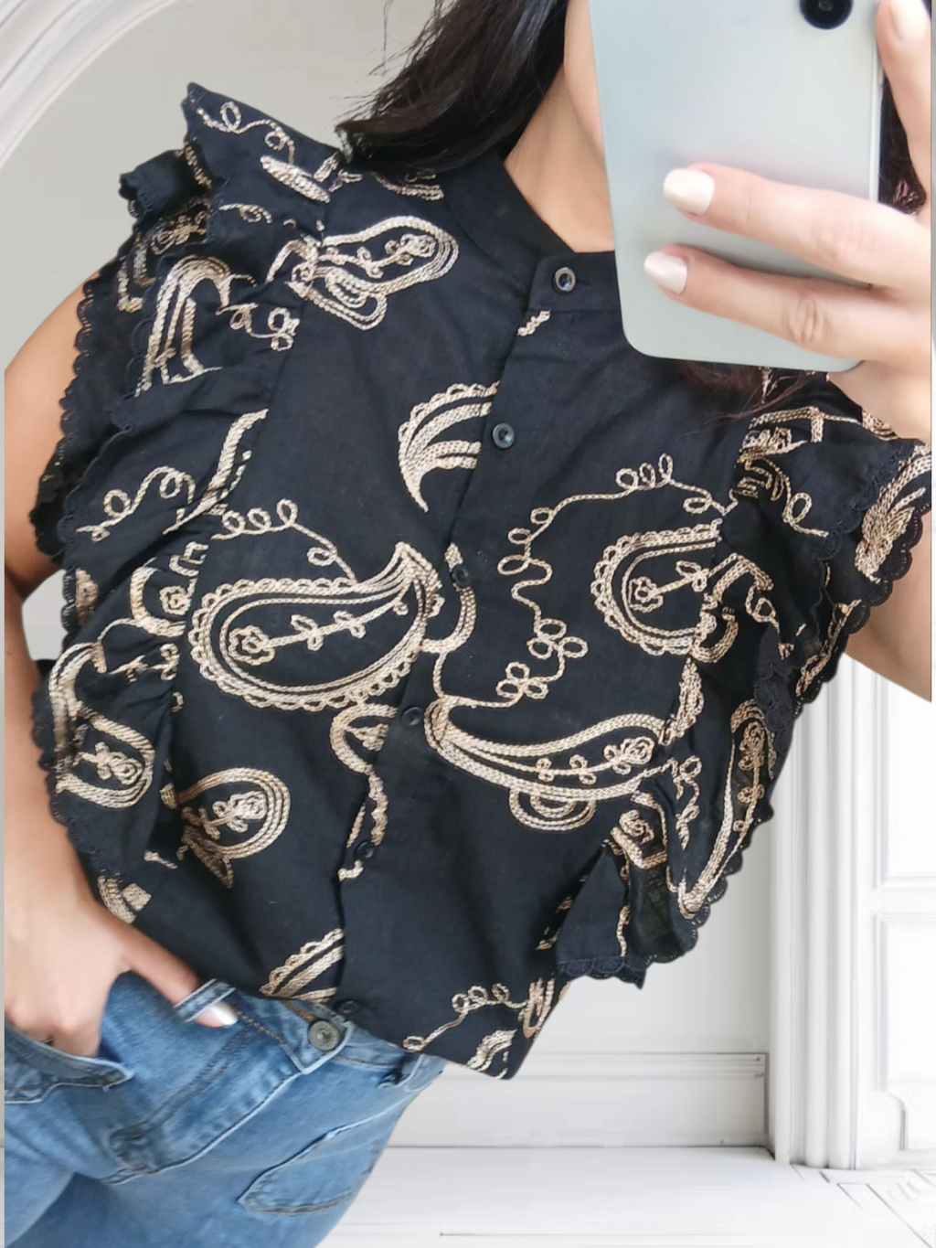 Chemise noire avec broderies