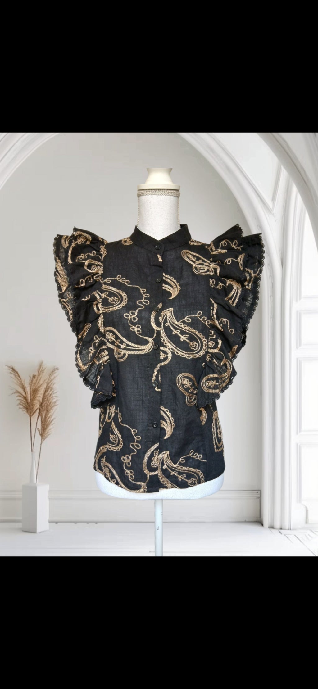 Chemise noire avec broderies