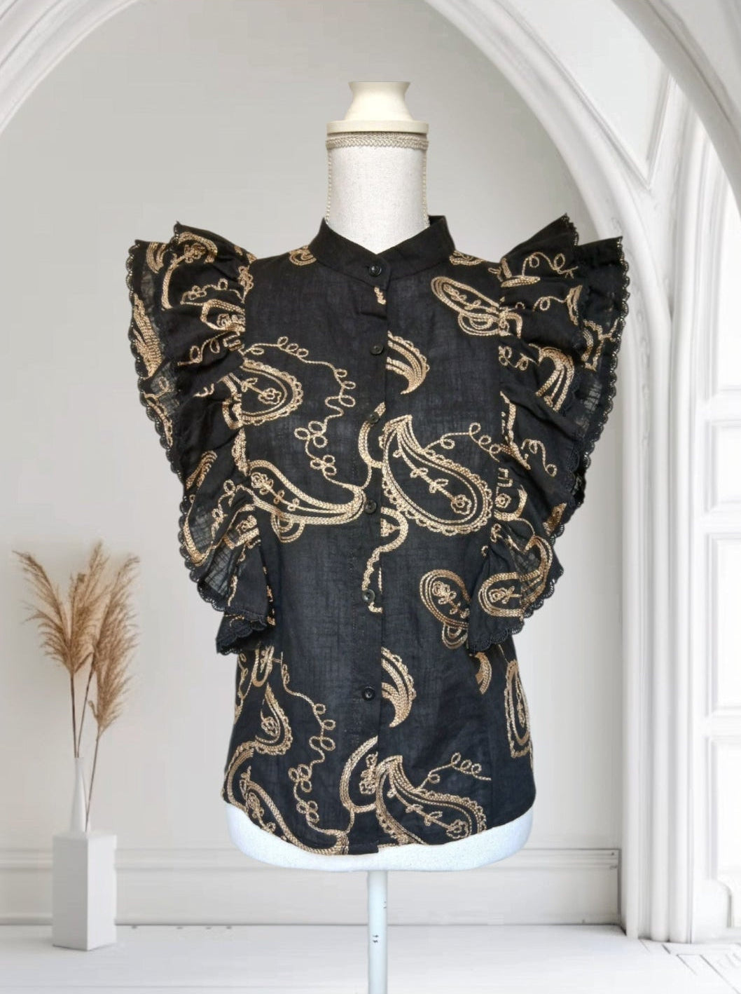 Chemise noire avec broderies