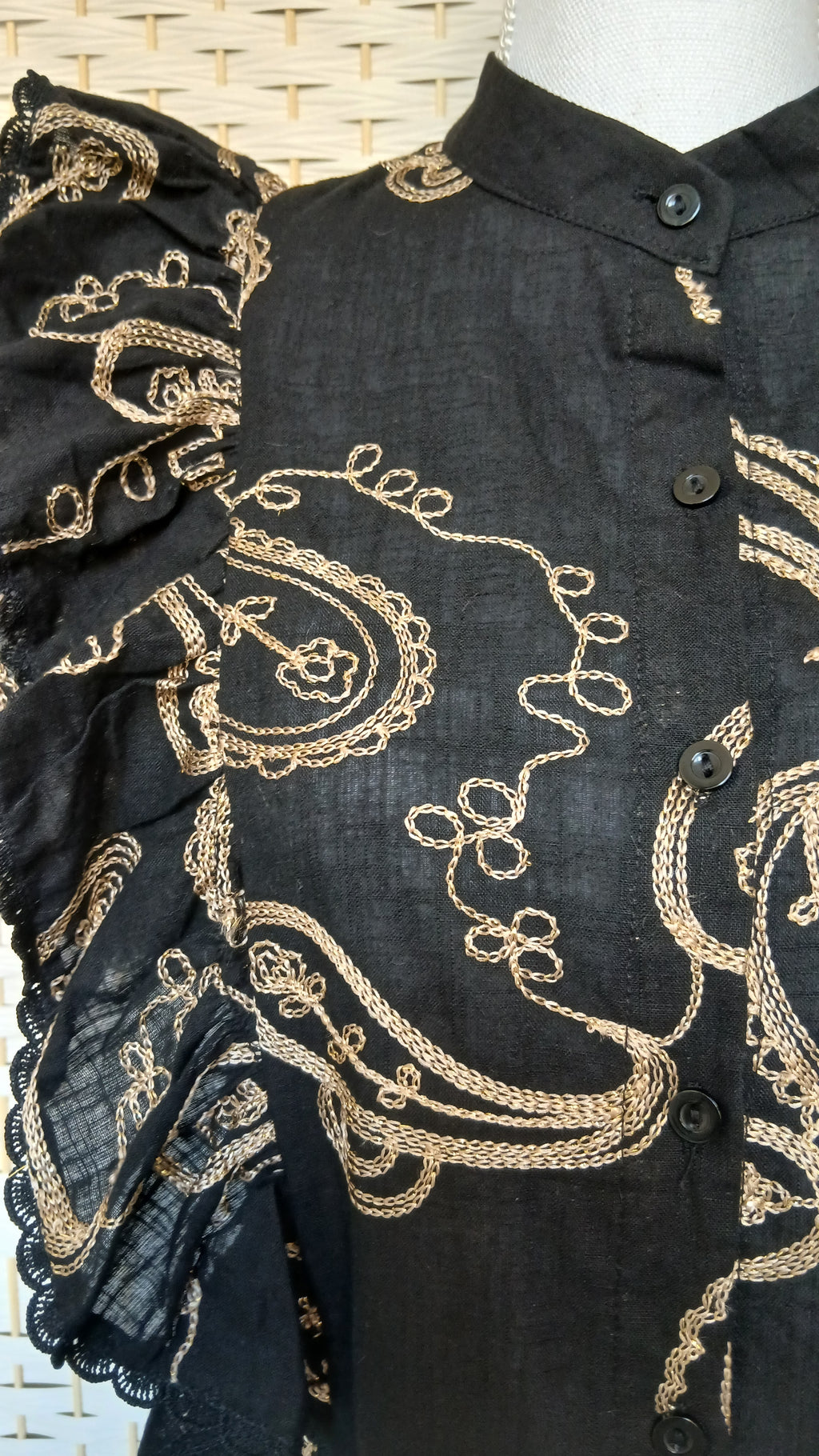 Chemise noire avec broderies