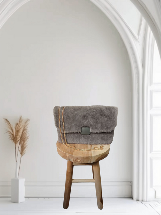 Pochette en fausse fourrure grise avec chaîne dorée – Élégante & tendance