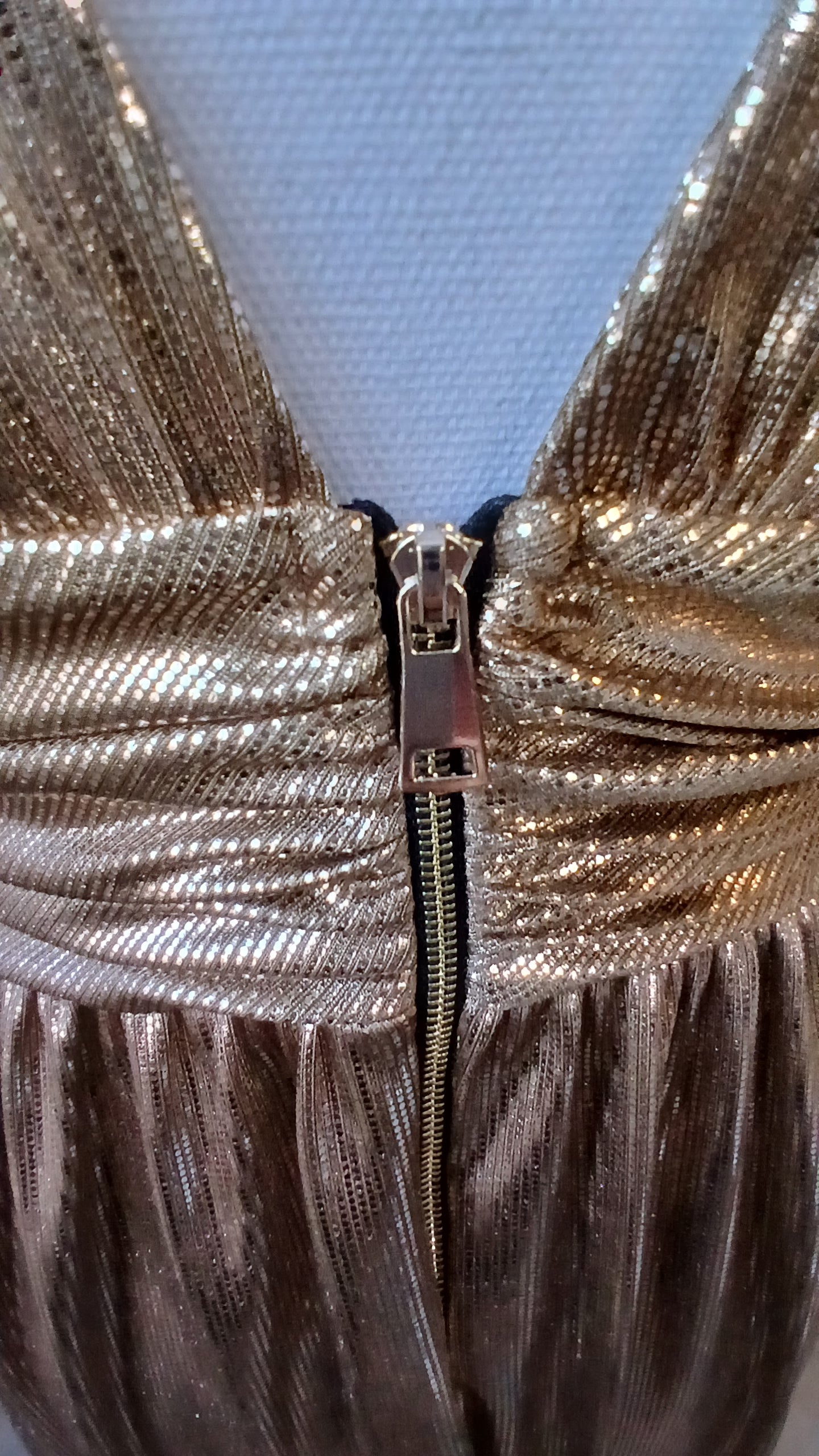 Robe de soirée longue dorée fendue en tissu brillant – Élégante et glamour