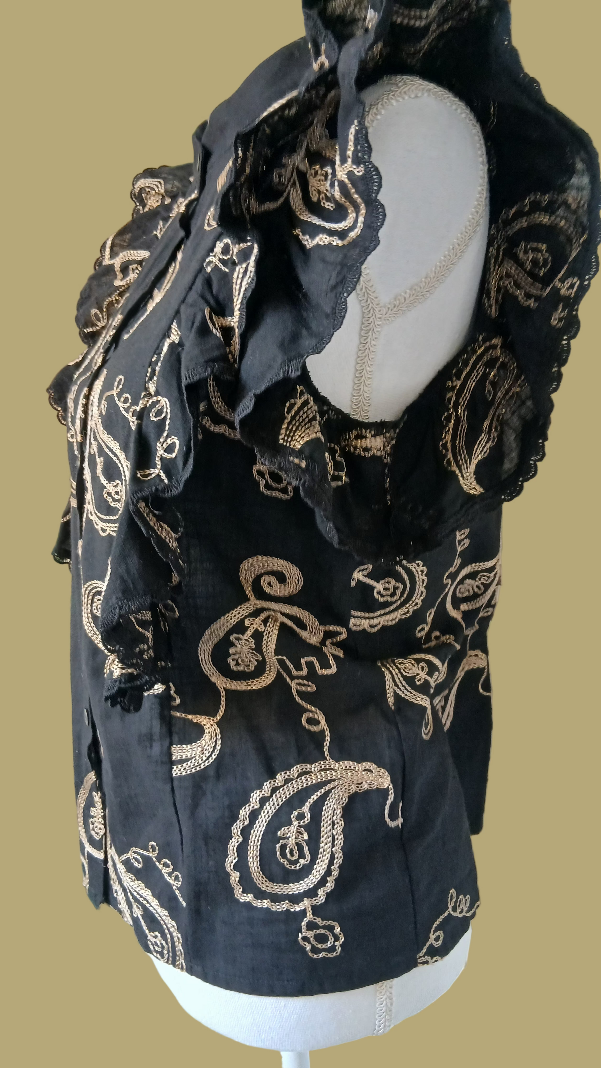 Chemise noire avec broderies