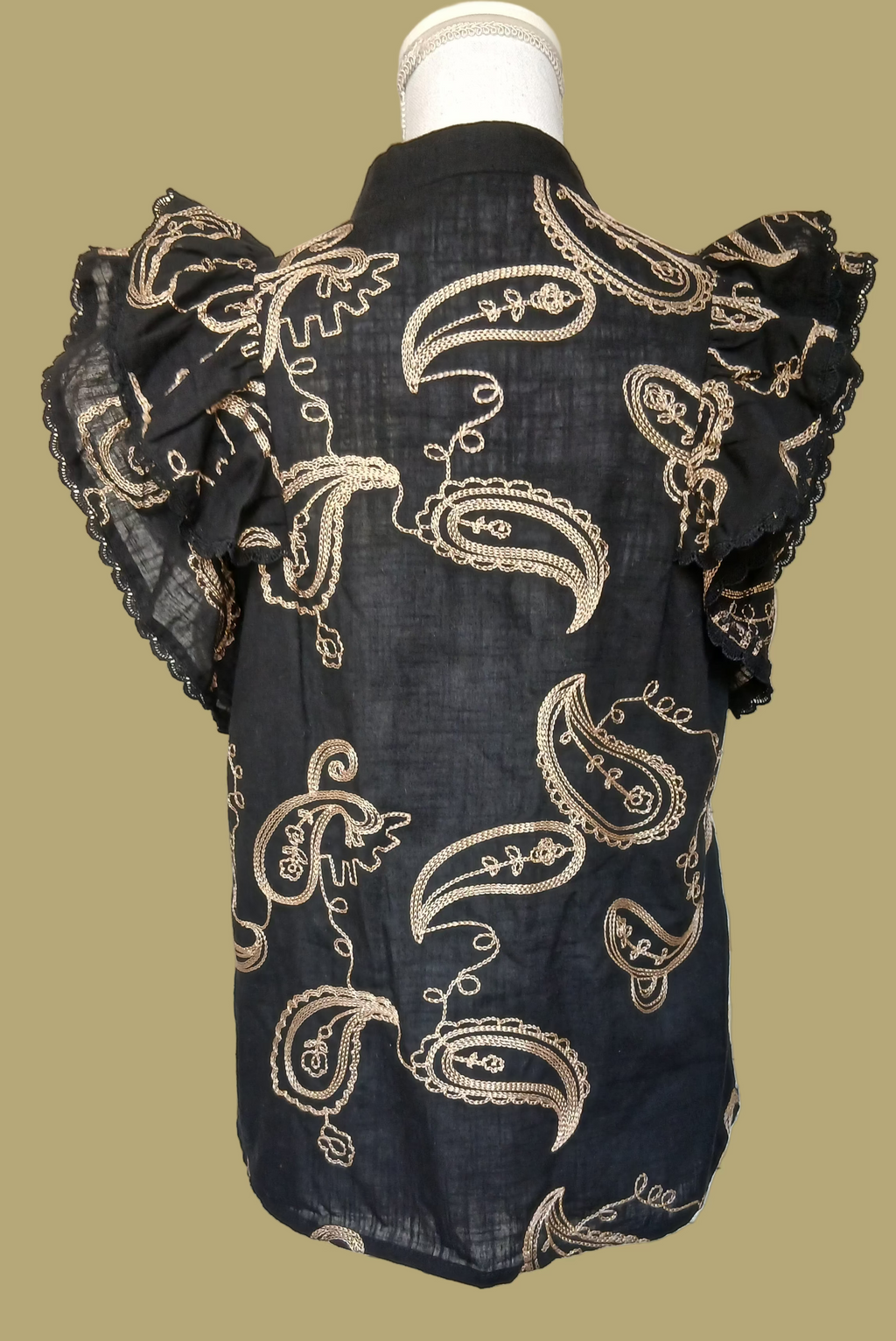 Chemise noire avec broderies