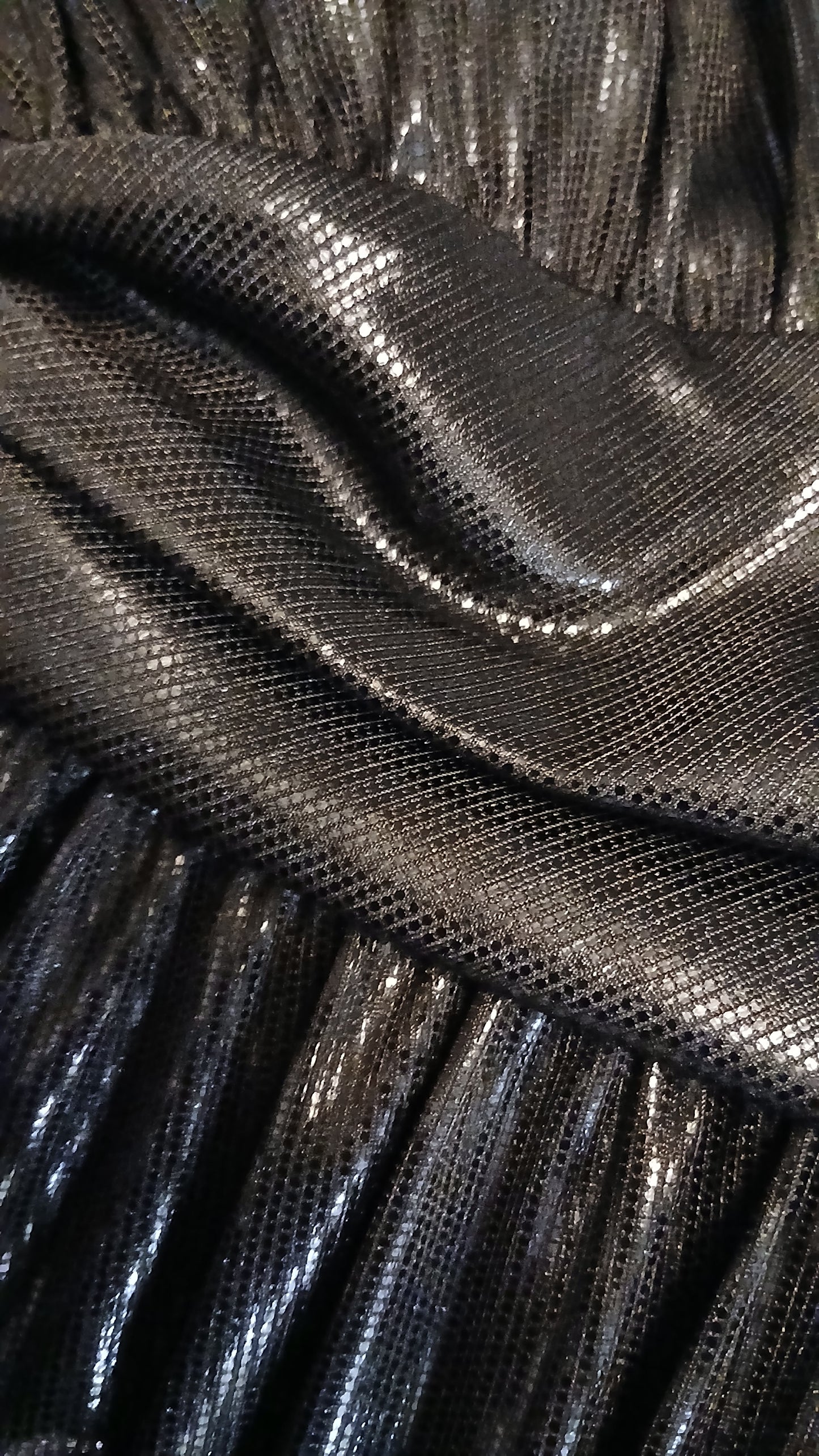 Robe de soirée longue noire fendue en tissu brillant – Élégante et glamour