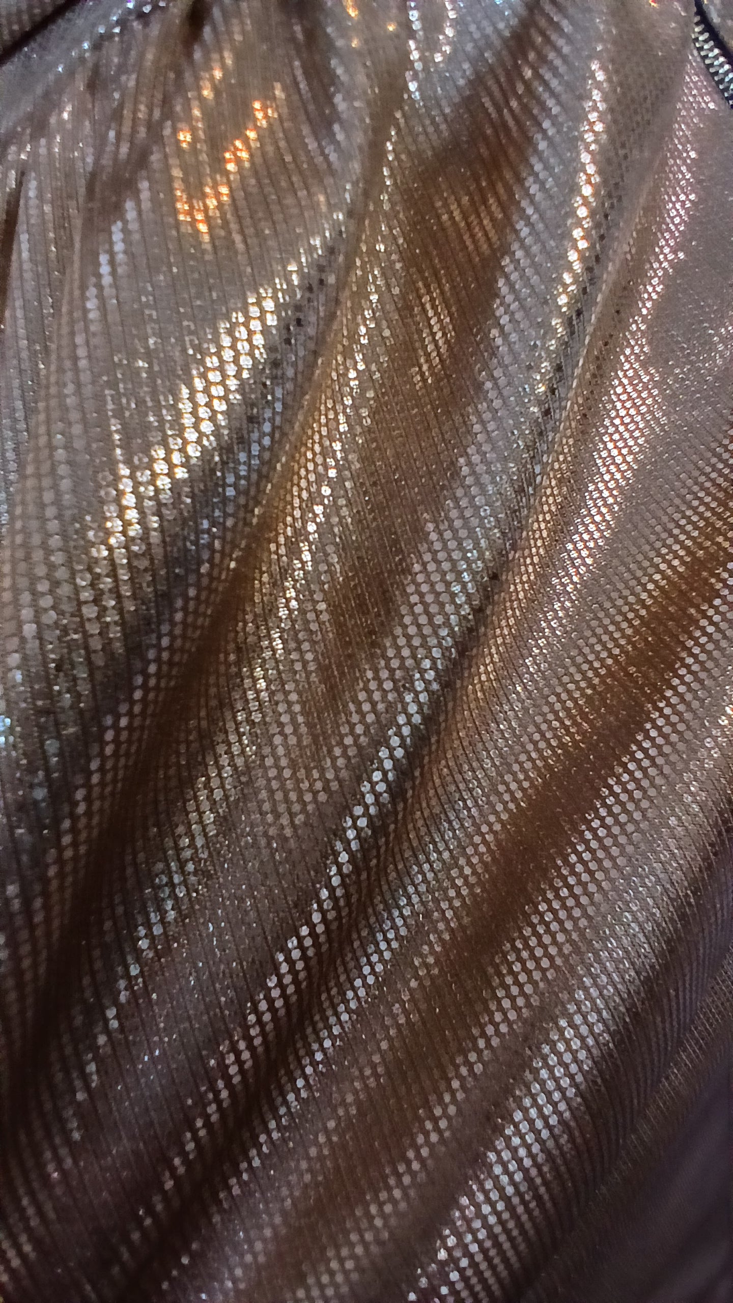Robe de soirée longue dorée fendue en tissu brillant – Élégante et glamour