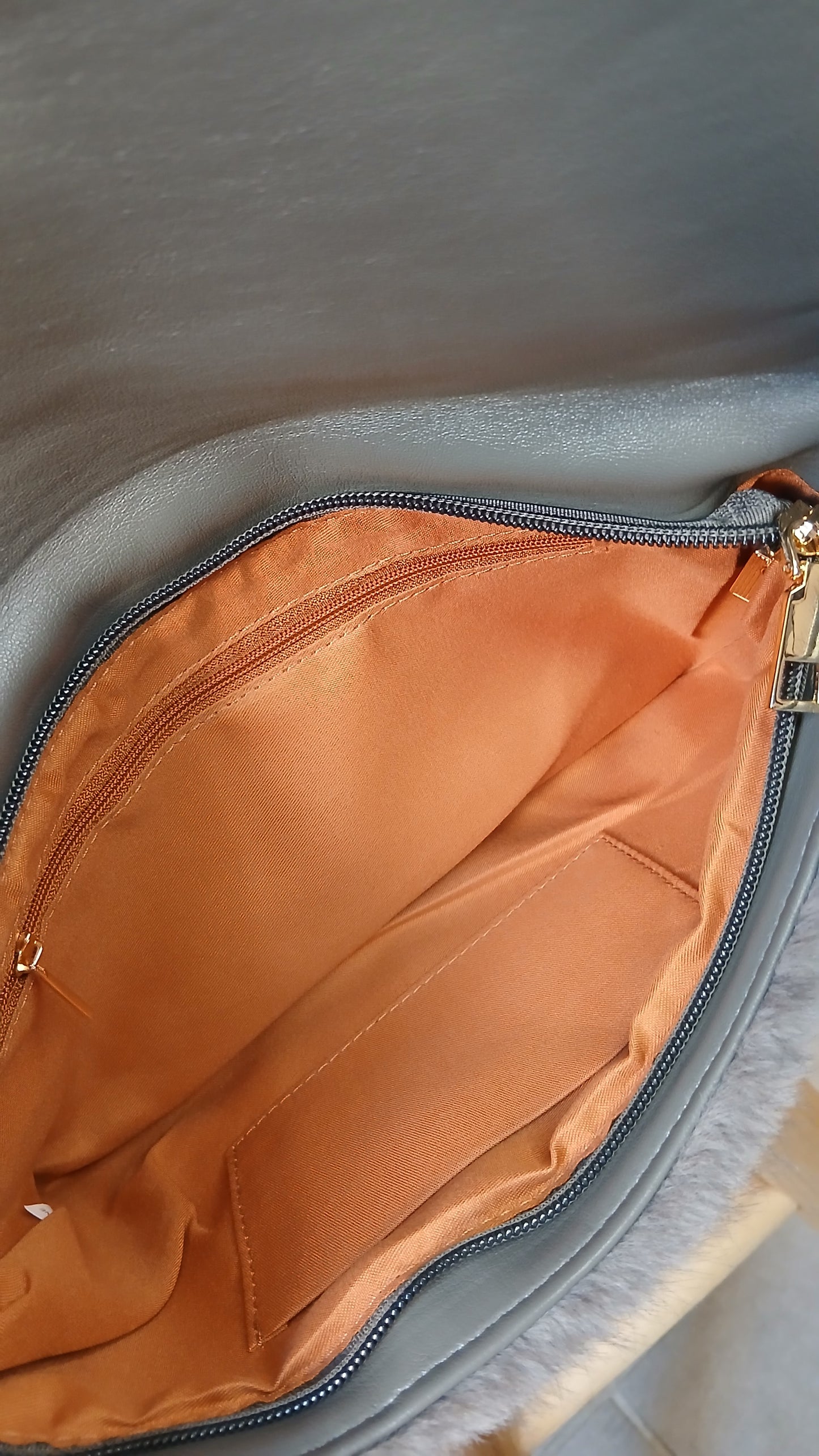 Pochette en fausse fourrure grise avec chaîne dorée – Élégante & tendance