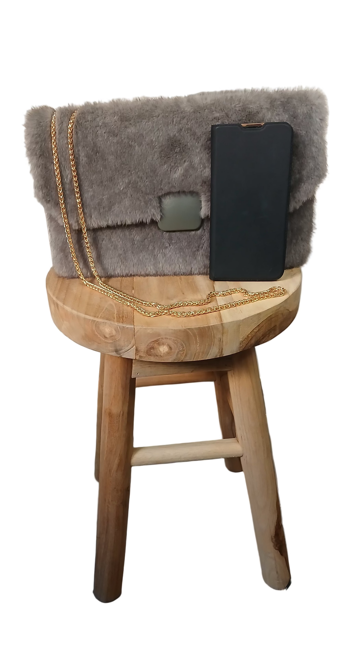 Pochette en fausse fourrure grise avec chaîne dorée – Élégante & tendance