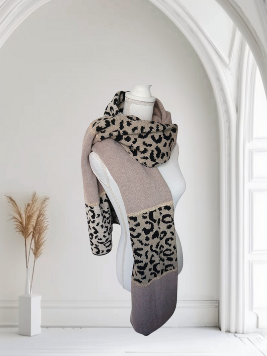 Écharpe Beige à Imprimé Léopard et Touches Dorées – Douce, Chic & Élégante