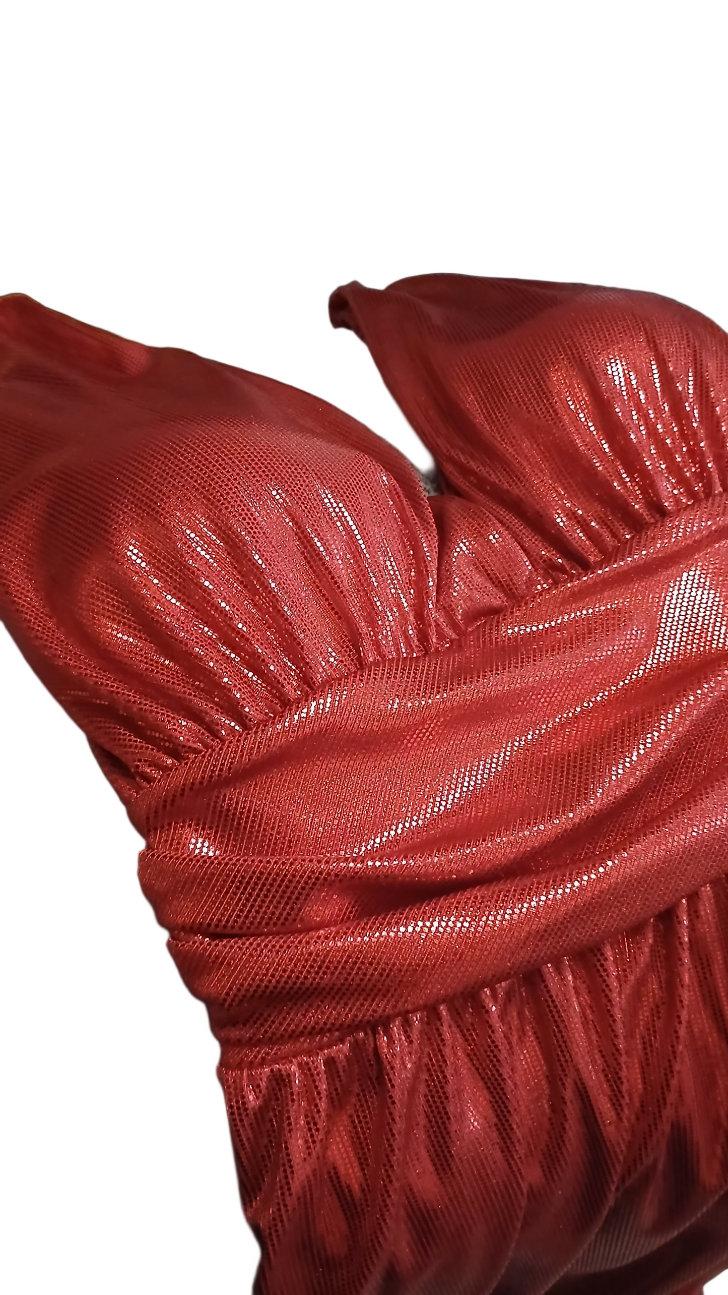 Robe de soirée longue rouge fendue en tissu brillant – Élégante et glamour