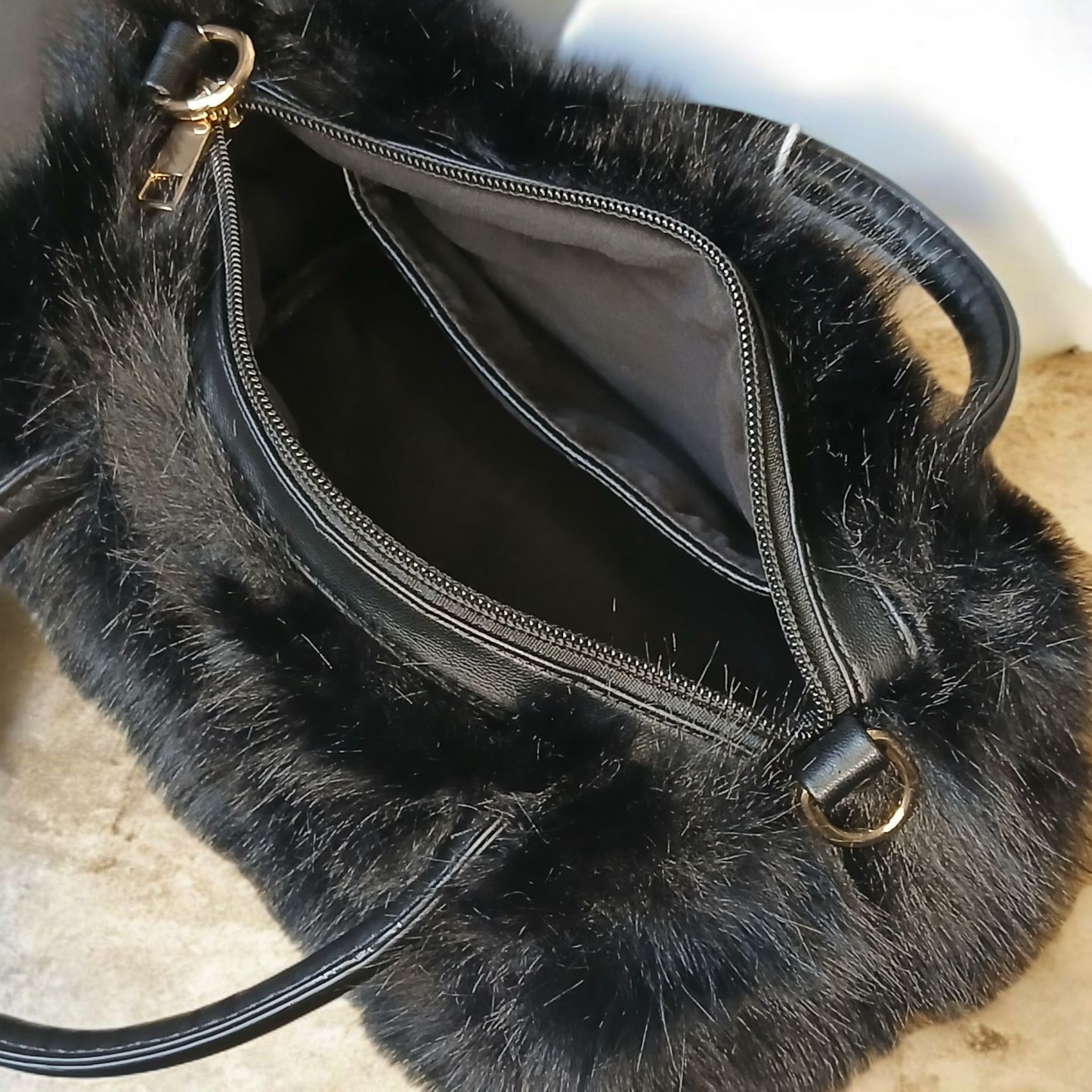 Petit sac noir en fausse fourrure – Sac tendance & Élégant